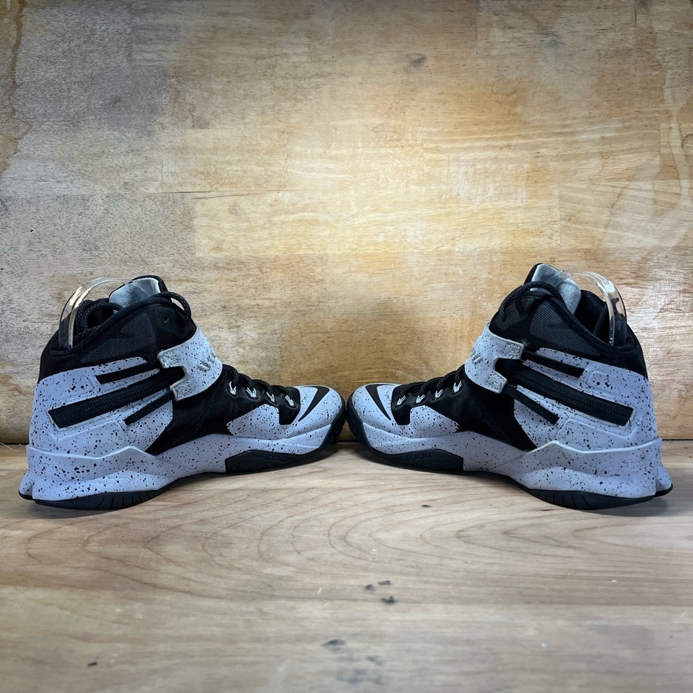 Nike Lebron Zoom Soldier 8 VIII Womens Size 10.5 Basketball Shoes 688579-001 - Picture 5 of 8